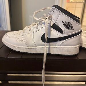 Jordan mid 1’s